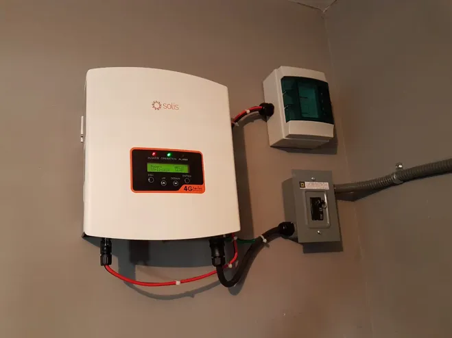 Inversor Solis instalado en pared