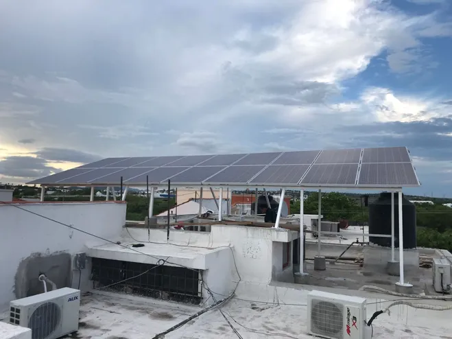 Instalación comercial en día nublado