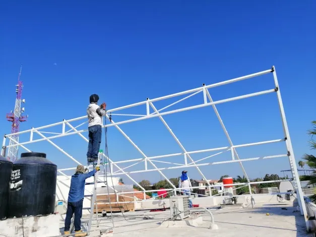 Equipo Solayre instalando estructura de montaje